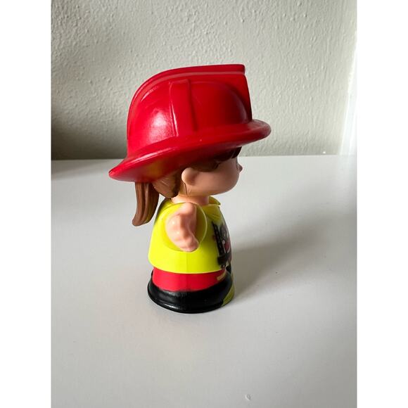 Fisher-Price Little People Fire Truck with Firefighter Figure 2019 - Picture 5 of 11